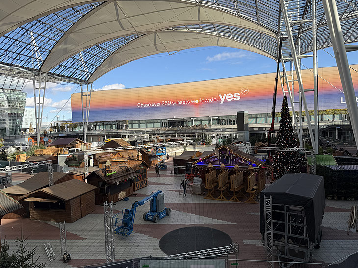 Aufbau Weihnachts- und Wintermarkt 2025 auf dem Flughafen München zwei Wochen vor dem Auftakt am 14.11.2025 (©Foto: Martin Schmitz) 